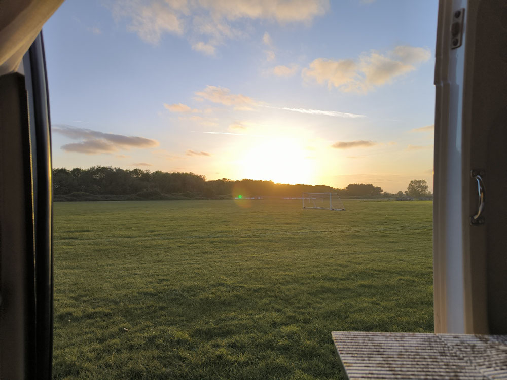Jetzt lassen wir den Abend bei geöffneter Tür mit dem herrlichen Sonnenuntergang über die "Fußball-Wiese" hier in Redcar ausklingen. Morgen geht es weiter in Richtung Fährhafen. Fünfhundert km liegen noch vor uns.🥱