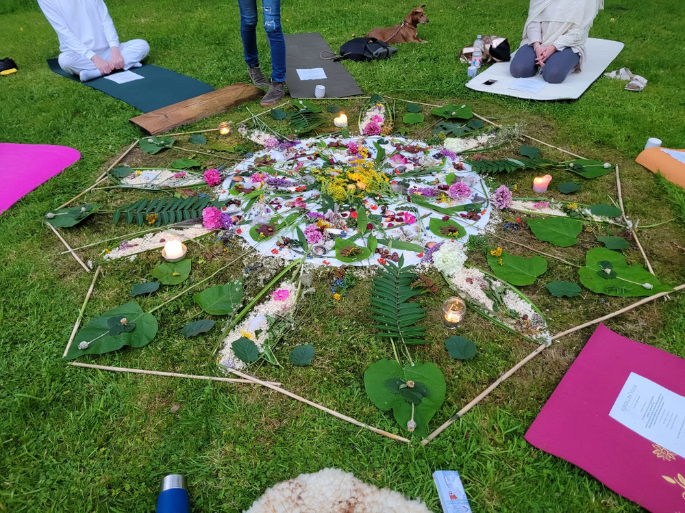 Mantrasingen und Mandala legen! Dieses Mandala entstand im Sommer in meditativer und dynamischer Gruppenenergie