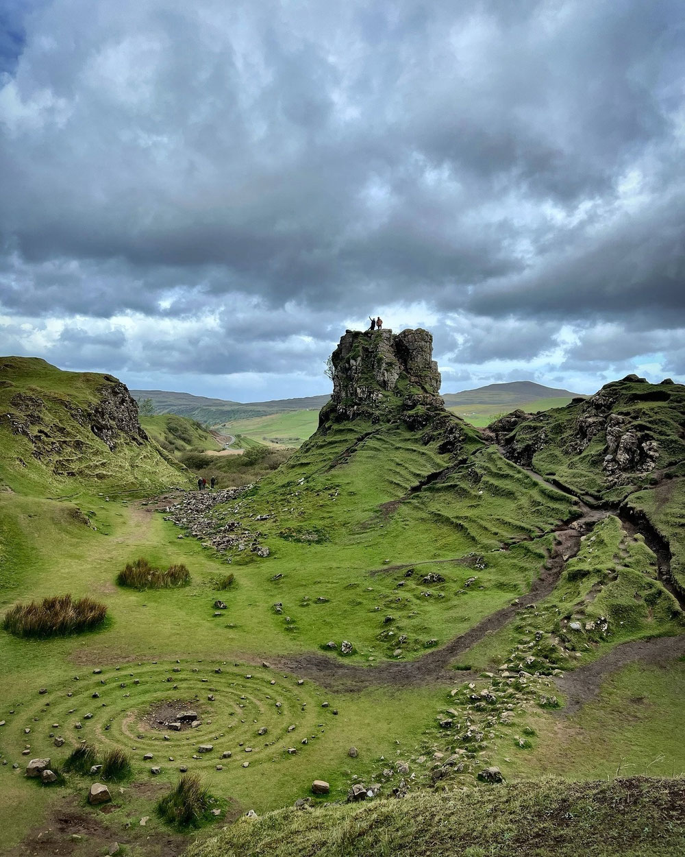 Ecosse. Une spirale et un rochers culminant. Visée sur le ciel.