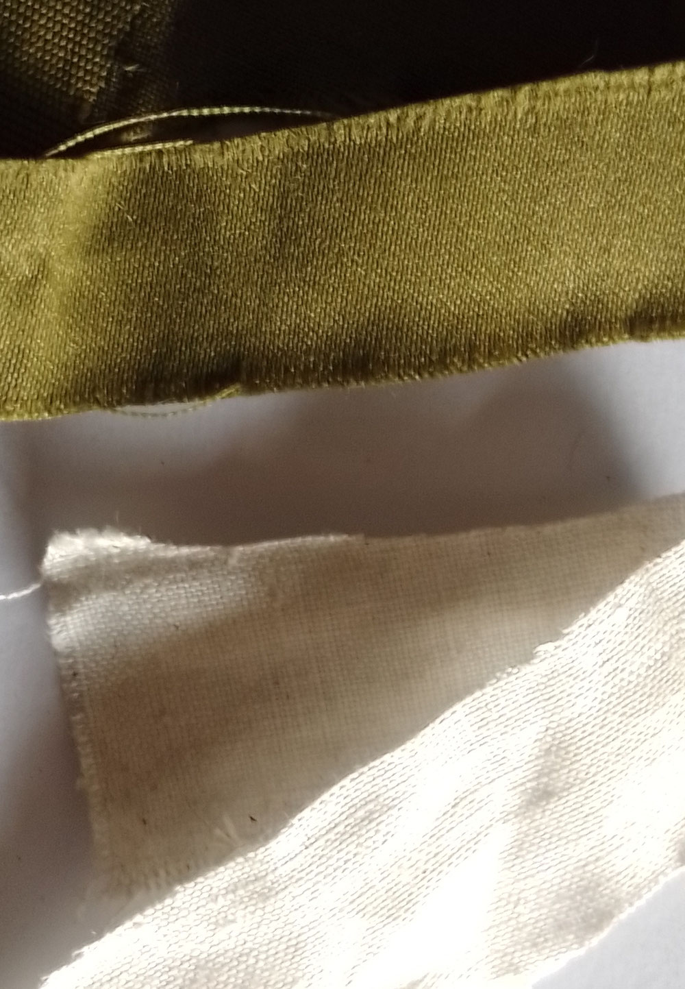 Les tissus et autres laines, du lin, du coton bien solide si pas d'autres choix de l'acrylique, avec les couleurs nécessaires.
