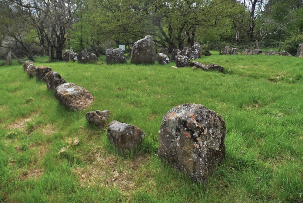 Photo d'un site mortuaire des îles nord-ouest (Irlande, Ecosse, ru). Trés similaire au jardin au moine de Brocéliande. La fameuse forêt fût elle un lieu de culte mortuaire antique ? Il semble que oui, le tombeau du Géant, le cercle tumulaire de Viviane ....