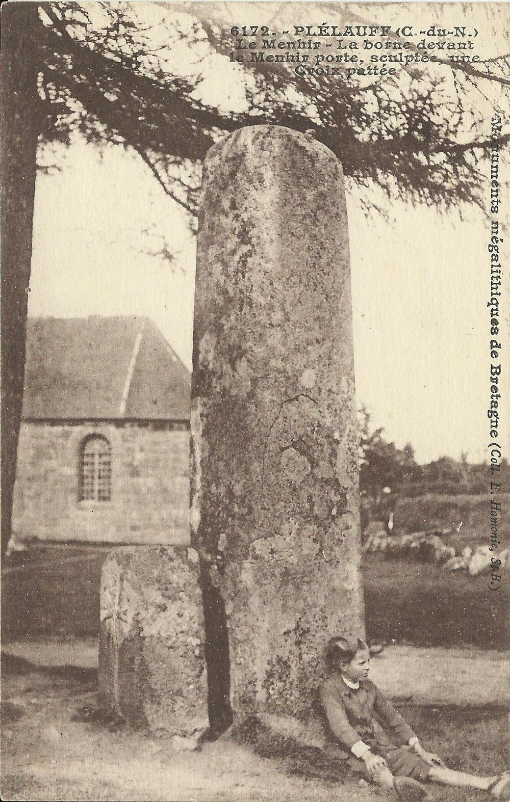 Ici ce sont deux menhirs installés durant l'âge de bronze. Donc il y a bien continuité dans le temps, c'est à cette époque qu'ils furent sculptés de 4 côtés préfigurants la croix gauloise et les quatres directions du monde. On les installait aux croisements des routes pour des regroupements religieux et encore jusqu'à il y a peu avec la religion transformée, la chrétienté. Déjà a l'âge du bronze ce sont des ça talons, des lieux de chants sacrés. Et encore aujourd'hui ils représentent quelqu'un.