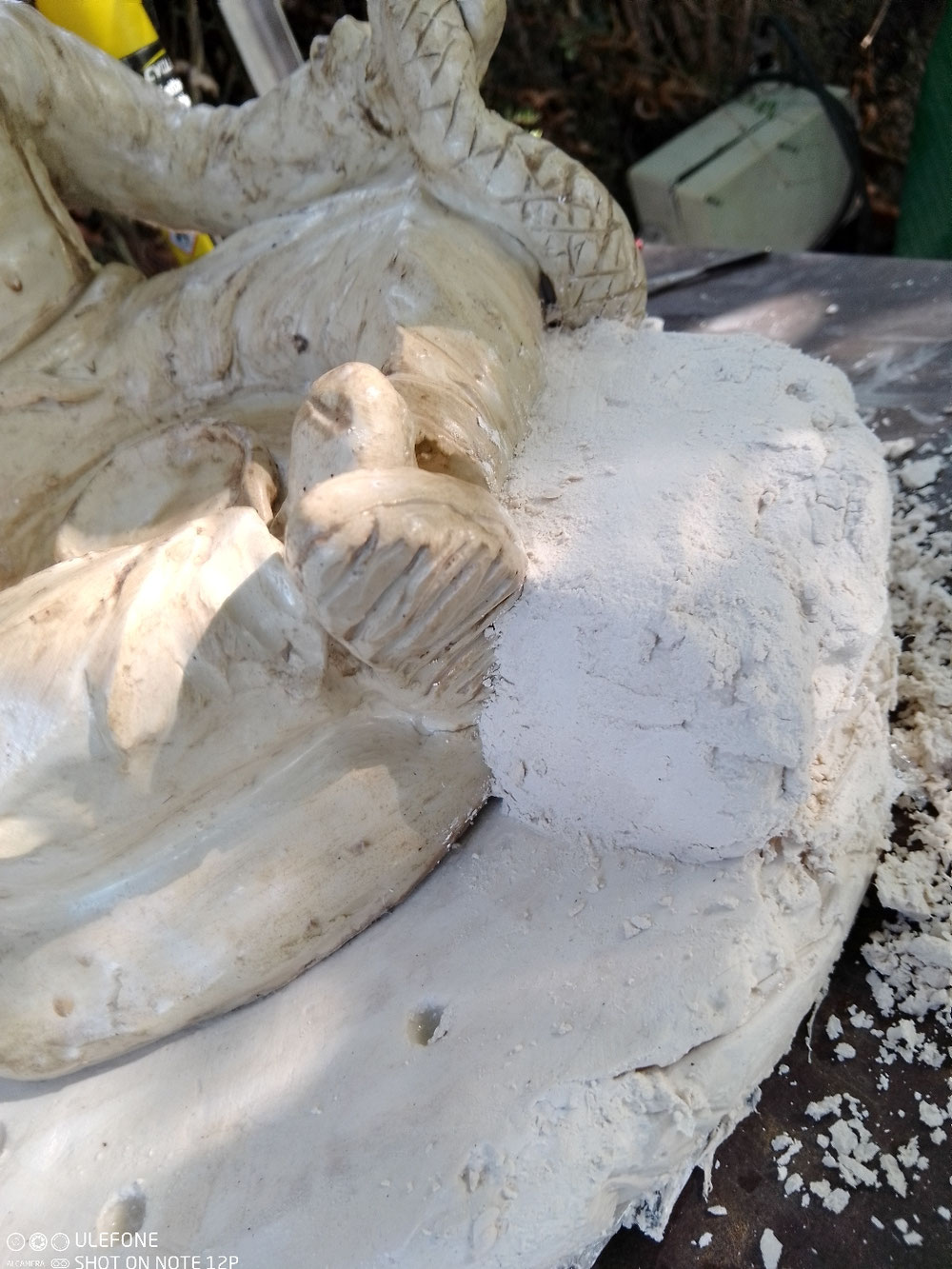 Préparer une pâte de plâtre assez visqueuse et l'appliquer sur les cotés de la pièces, là où vous pourrez la sortir facilement. Il faudra la lisser au couteau afin que les autres pièces du moule ne s'y accroche pas définitivement.
