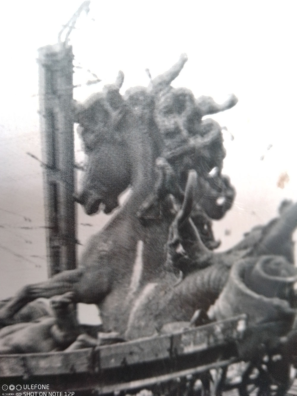 Les sculptures monumentales place des Girondins a Bordeaux représentent aussi l'art gaulois magnifié (les nazis ont essayé de les faire disparaitre), les chevaux de mer, l'hippocampe des parisii. Elles sont modernes pourtant, n'y a t'il pas la preuve que les druidesses et notre culture ont survécus 