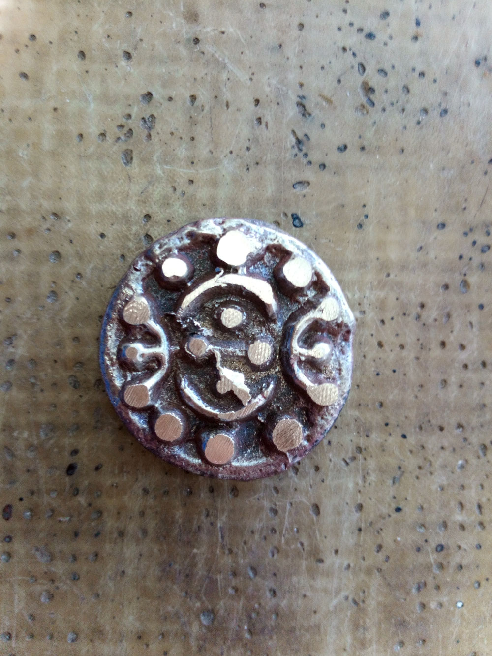 Peup a peu le talisman apparaît, toujours il comporte les formes du gui.