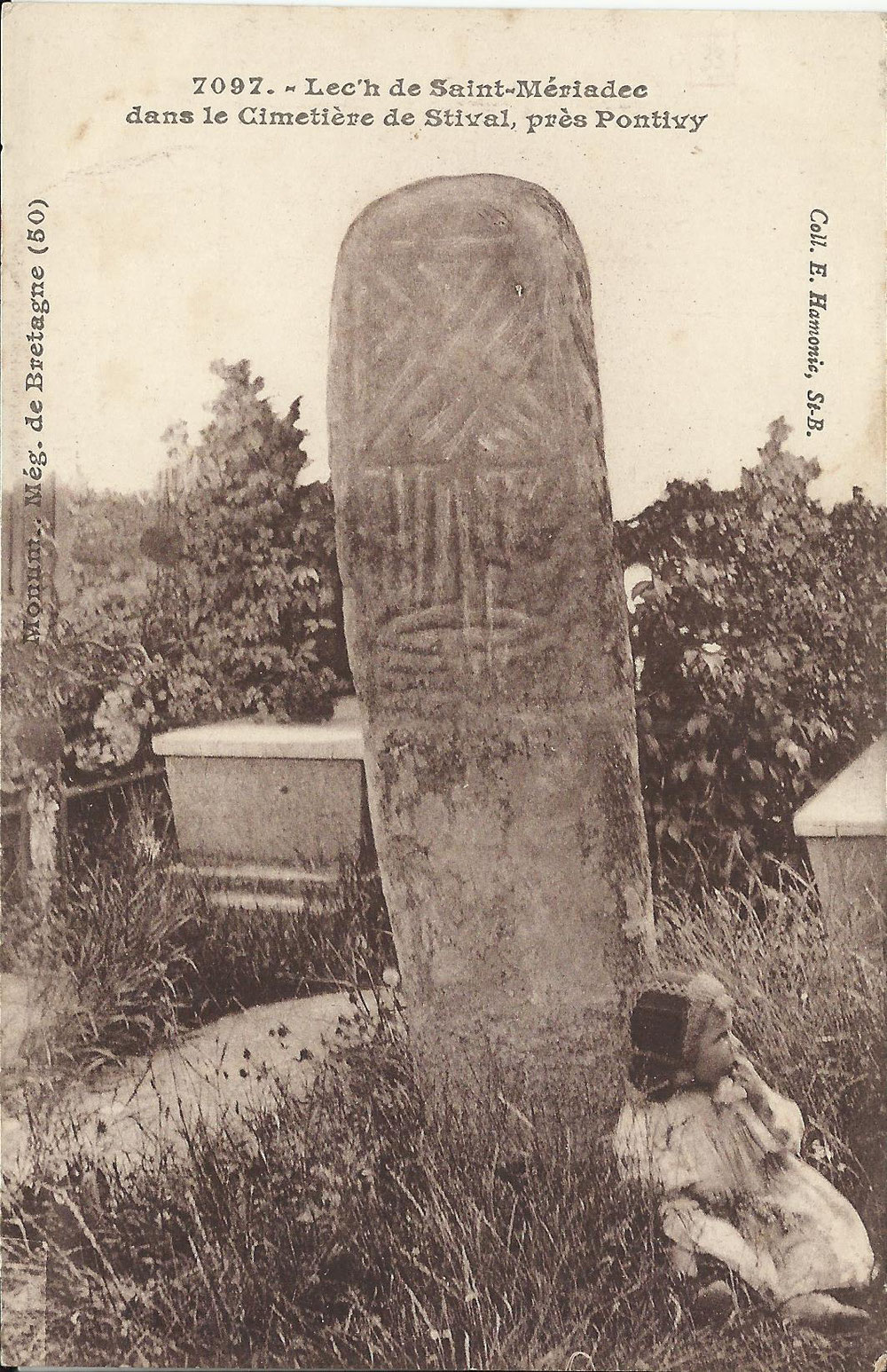 Sur cette stèle mehnir, les formes de la croix en X dessinées de la même façon que sur certaines monnaies, en plusieurs trais juxtaposés en style de branches. Juste en dessous les formes d'un visage, ces pierres debouts incarnaient des divinités..alors bien sûr c'est une représentation de l'arbre qui est là, la pierre en est le tronc, la croix diagonale représente les cieux au dessus du monde.