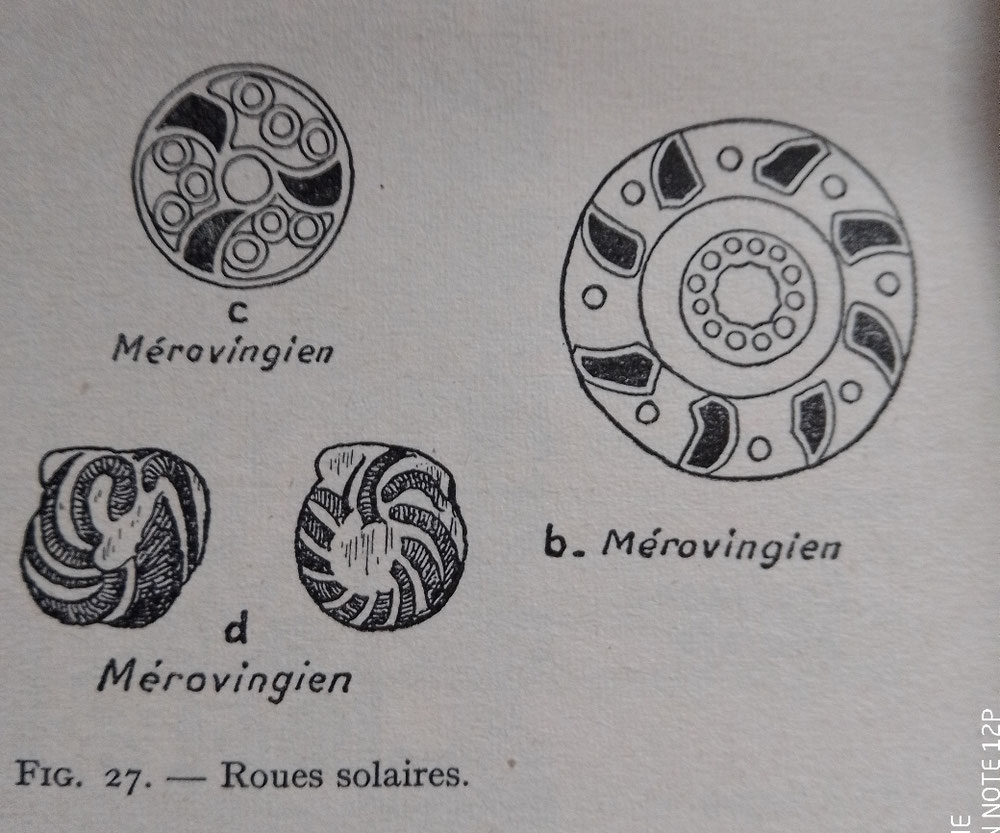 A l'époque mérovingienne se retrouvait l'art gaulois antique, presque préhistorique mais encore mis en valeur. Les chiffres et les positions y sont importants pour la compréhension du culte luni-solaire.