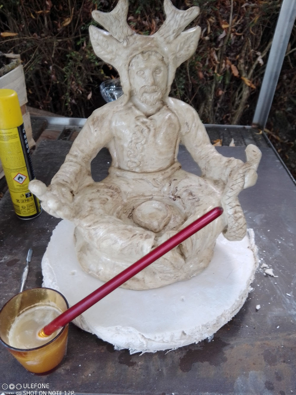 On est sur du plâtre de Paris, solide et recommandé pour les travaux artistiques. Posez votre statue au centre puis enduisez le tout de savon noir mélangé avec un peu de graisse de silicone si vous en avez. Dilution 60% savon noir/40% eau environ. Il faut en passer partout autour du socle et de la statue, dessus/dessous/partout.