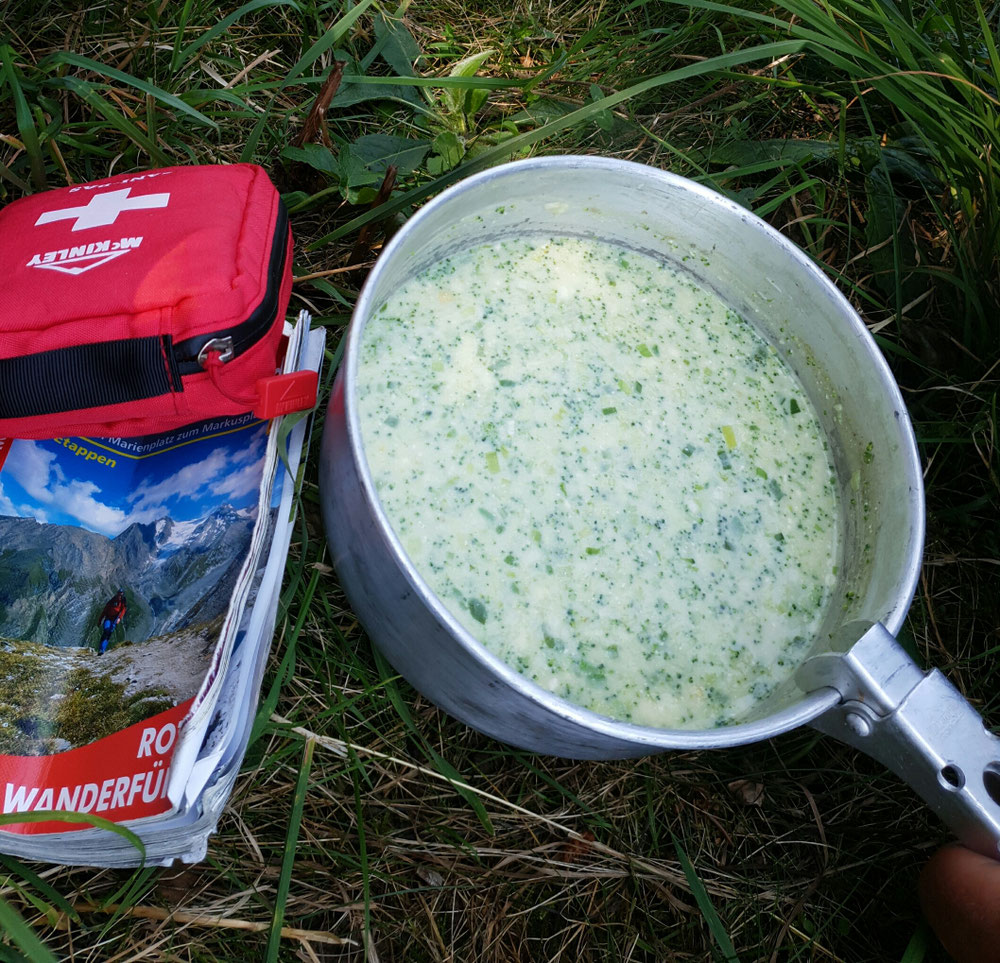  Daniel kocht Süppchen für sein hungriges Püppchen :)