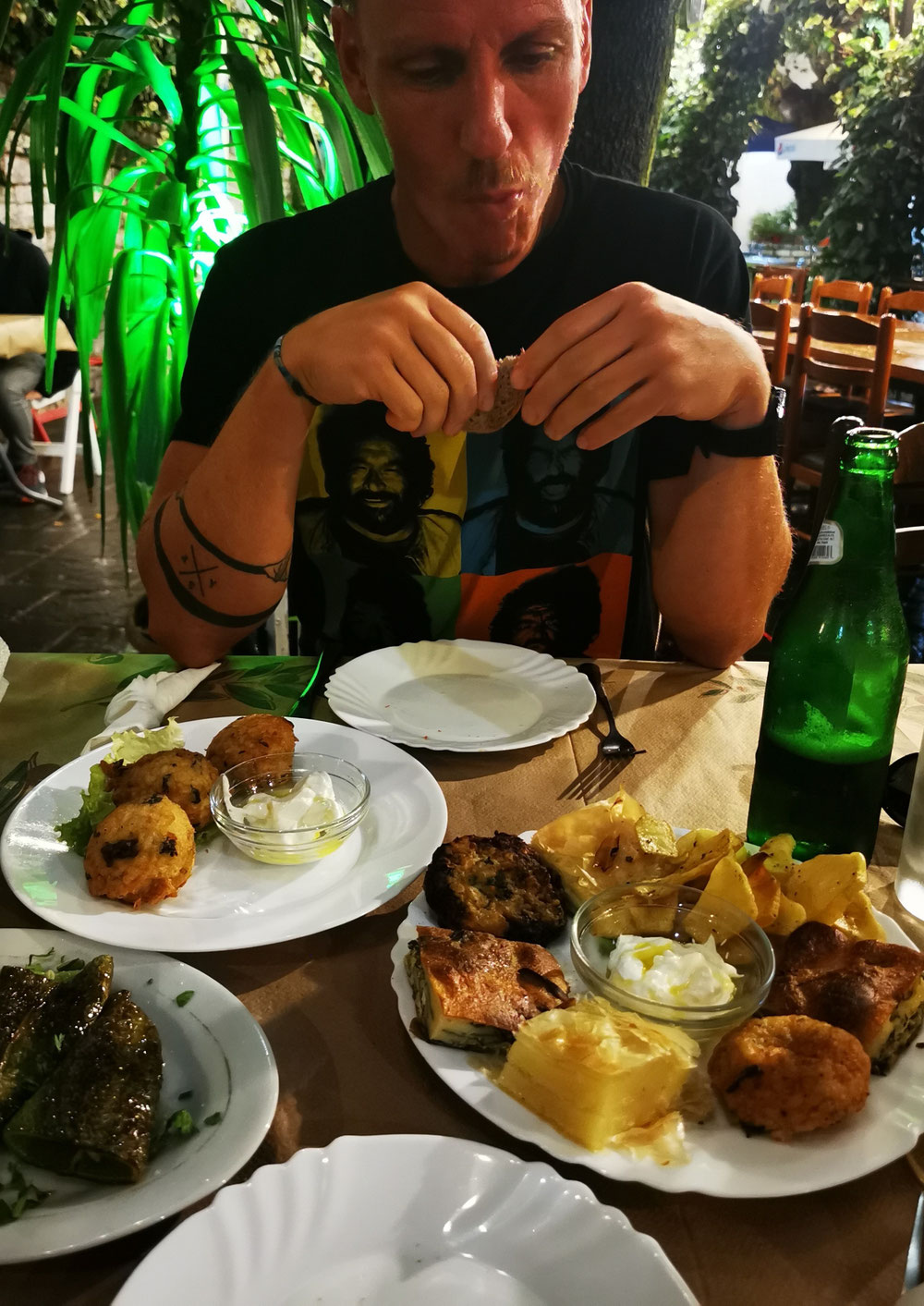 Albanische Tapas. 😋 Prinzipiell gibt es viel Fleisch (vorallem Lamm) in der albanischen Küche. Aber bestellt man einfach alle vegetarischen Vorspeisen und Beilagen, wird man auch satt. Und das ziemlich lecker. 🤤