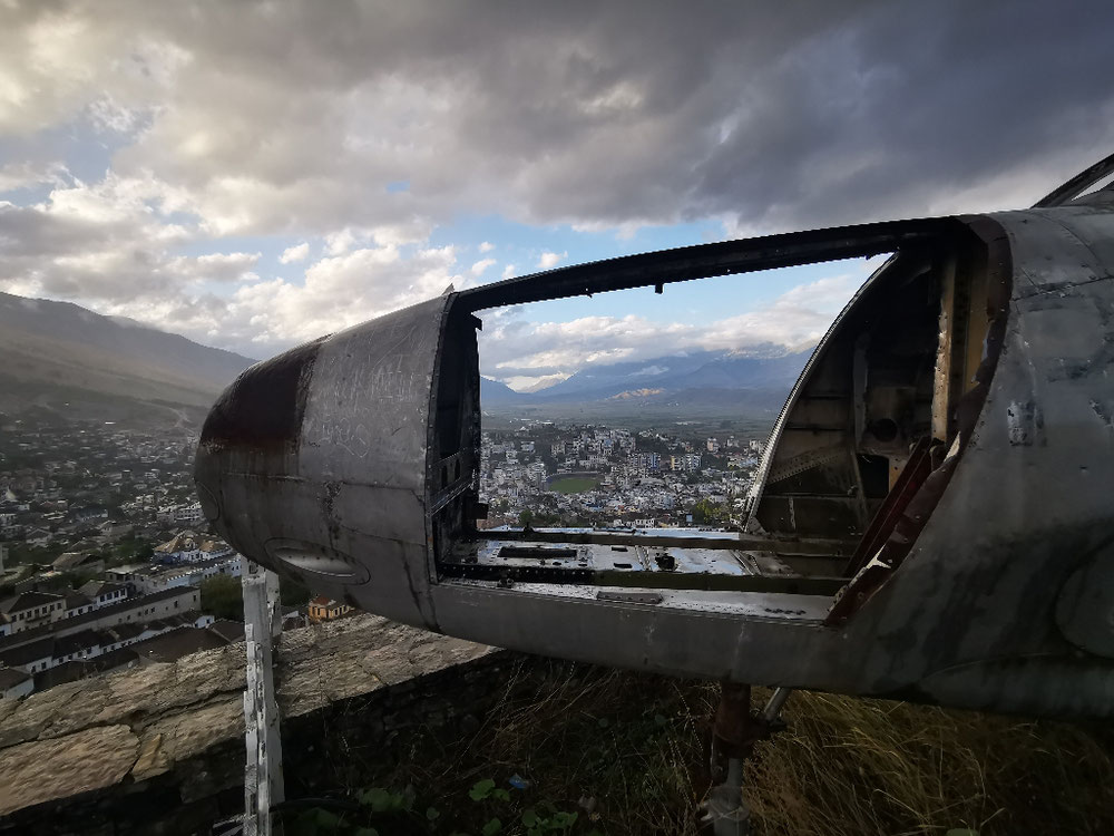 ...Ein altes US-Flugzeug. 