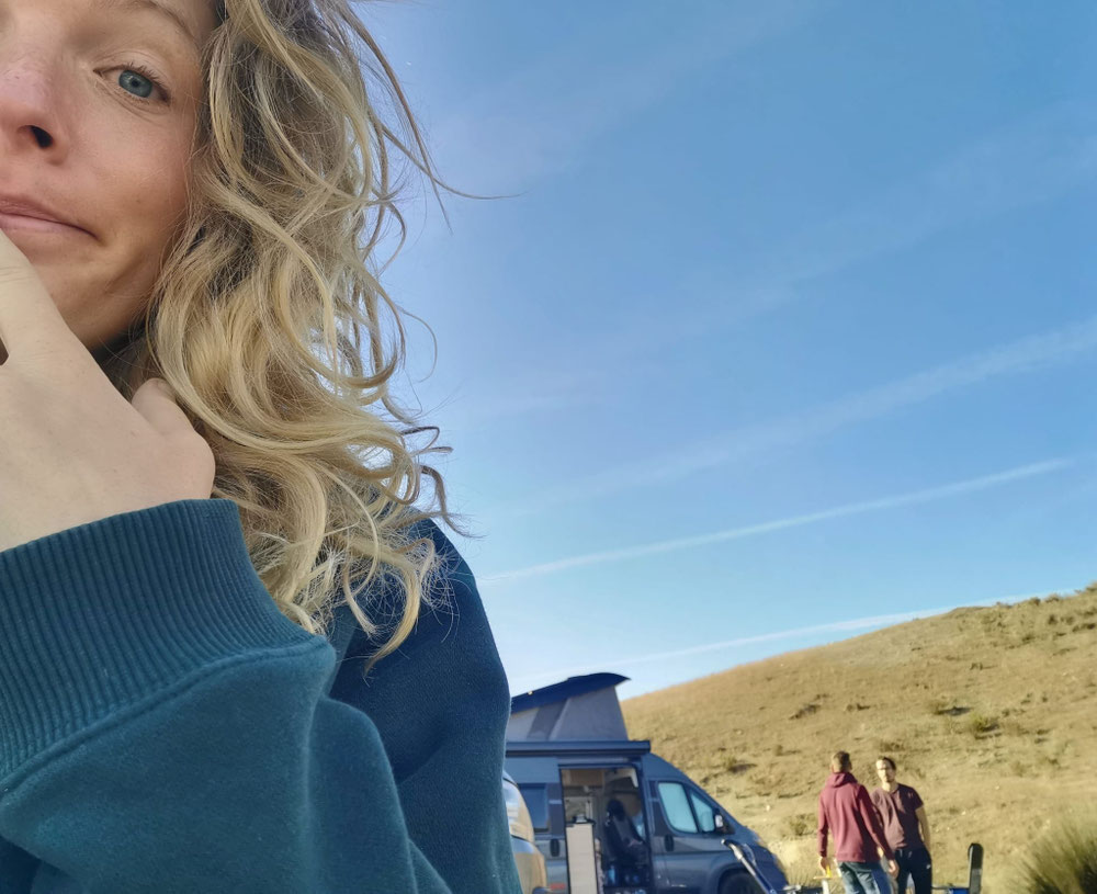 ...bisschen Smalltalk mit den Nachbarn. (Funfact: am Abend vorher springt social-Daniel wie ein Rumpelstilzchen ums Auto und murrt monoton vor sich hin. "Dumm!" "der ganze Strand ist frei." "muss man sich bei uns ins Esszimmer stellen" "da könnte ich..." 😄😄😄 hat lang gehalten seine Empörung. 😛