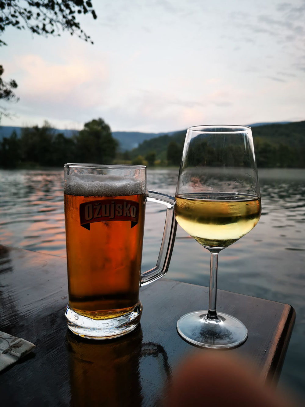 Abends am Fluss Una in Bosnien. ❤️ Kleine Anekdote zur Einreise: 100m (wörtlich) vor der Grenze fällt uns ein: keine mobilen Daten in Bosnien-kein Maps in Bosnien. Hektisch nach Empfang suchen. Offlinekarte laden. Richtige welterfahrene Vanlife-Profis sind wir. 🙄😄