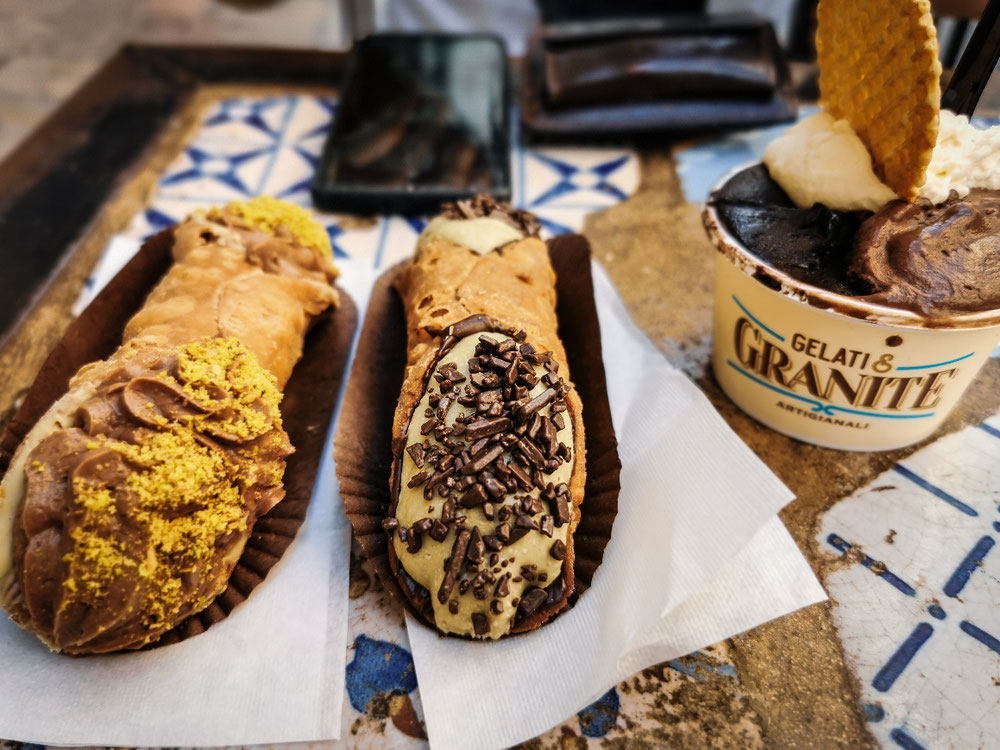 Dann: Cannoli-FRITTIERTE Teigrolle mit süßer Ricottafüllung in verschiedenen Geschmacksrichtungen. Vorher hab ich irgendwo gelesen, dass Deutsche das nicht mögen. Viel zu süß.... Können wir jetzt nicht behaupten. 😄 Und ein Eis für Daniel. 