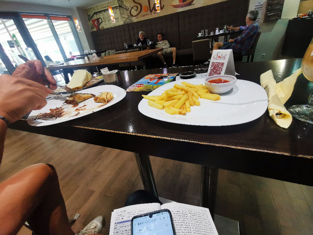 Wir gehen ins Einkaufszentrum. Da gibt's WiFi. Und Pommes und Palatschinken 🤤. Wir buchen aufgrund des wirklich schlecht angesagten Wetters bei Booking. (gibt auch noch andere tolle Anbieter 😋😄)  eine Unterkunft in der Altstadt mit Parkplatz. Steht da. 