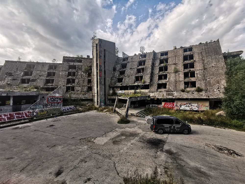 ...dieses Etwas darf natürlich nicht fehlen...sagt er...das ALTE (zerfallene, zerstörte, hässliche...) Hotel der Olympioniken. 