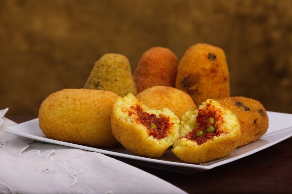 Arancini per tutti i gusti....Ragu piselli e pomodoro,prosciutto  e mozzarella,speck e gorgonzola,alla norma melanzane pomodoro e mozzarella,salsiccia e friarielli,piccante con bacon  e mozzarella,spinaci e ricotta,formaggi ,alla nutella 