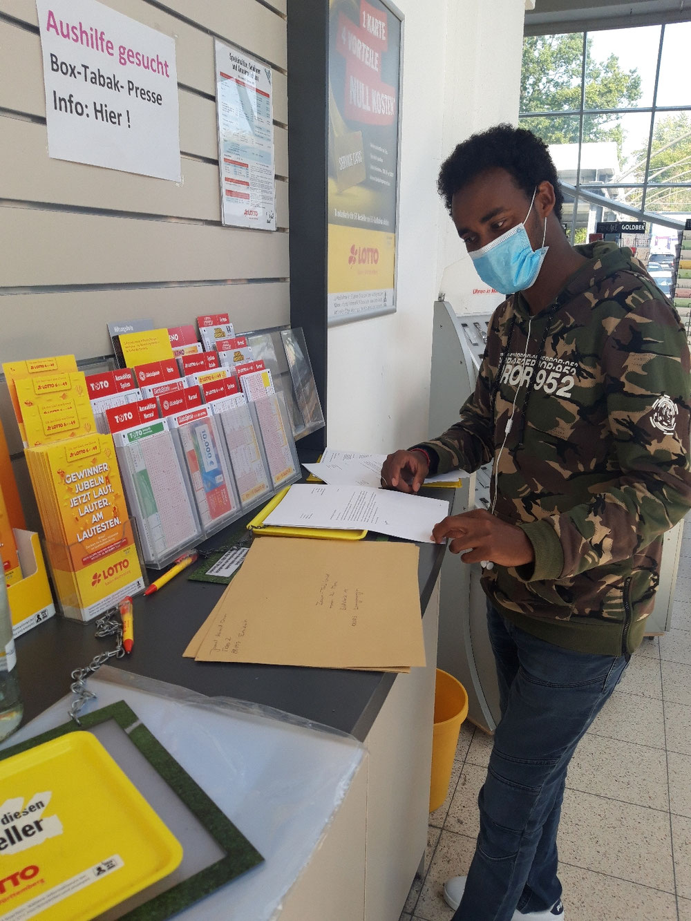 Jamal hat sich für einen Deutschkurs bei der VHS angemeldet und schickt viele Bewerbungen los. Auf Grund der Tour hat sich eine Firma aus Überlingen gemeldet und ihn zu einem Vorstellungsgespräch eingeladen.