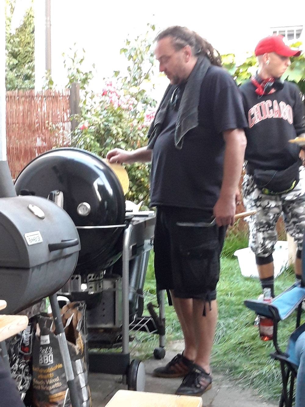 Sascha hat den schwarzen Gürtel im Grillen..