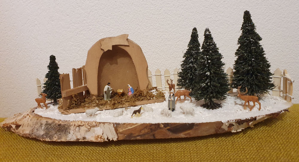 Krippenszene. Weihnachtliches Objekt auf Birkenscheibe (verkauft).