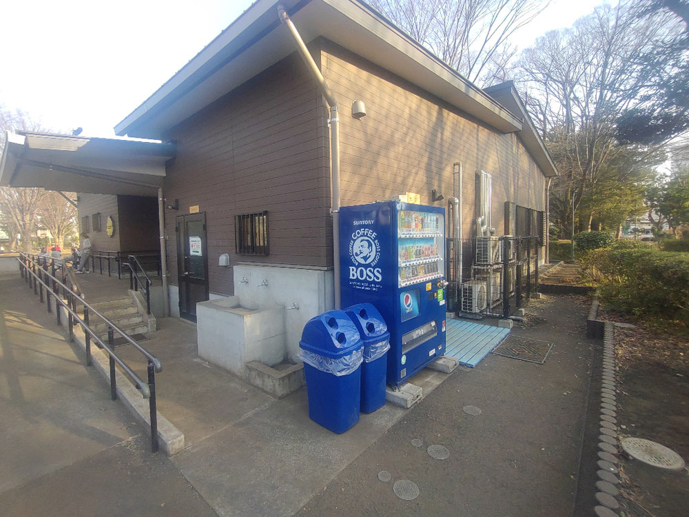 地区センター裏には自動販売機もある