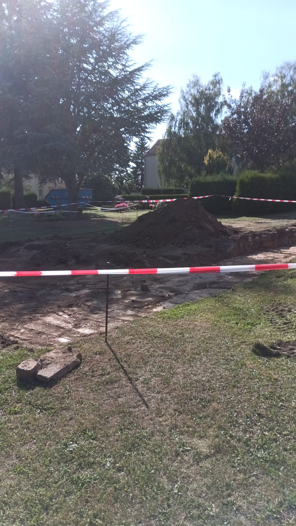 Der Bau für eine Anlage für neue Urnengräber hat begonnen.