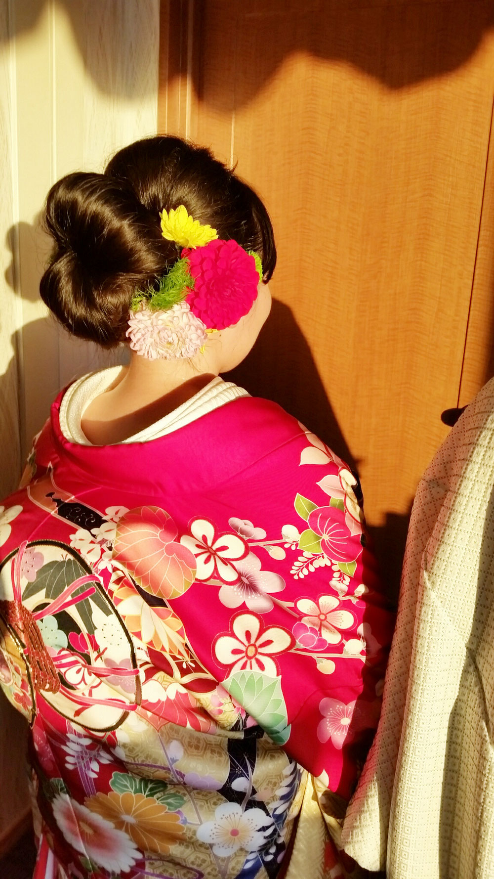 当日和装はコロンと可愛いシニヨンstyleに生花🎵 ラフなstyleが流行りの中、和装styleでメリハリをつけるのもオススメ✨