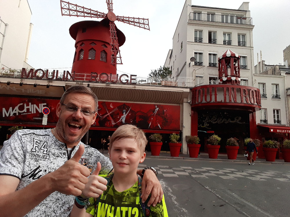 Das sind wir vor "Moulin Rouge" in Paris