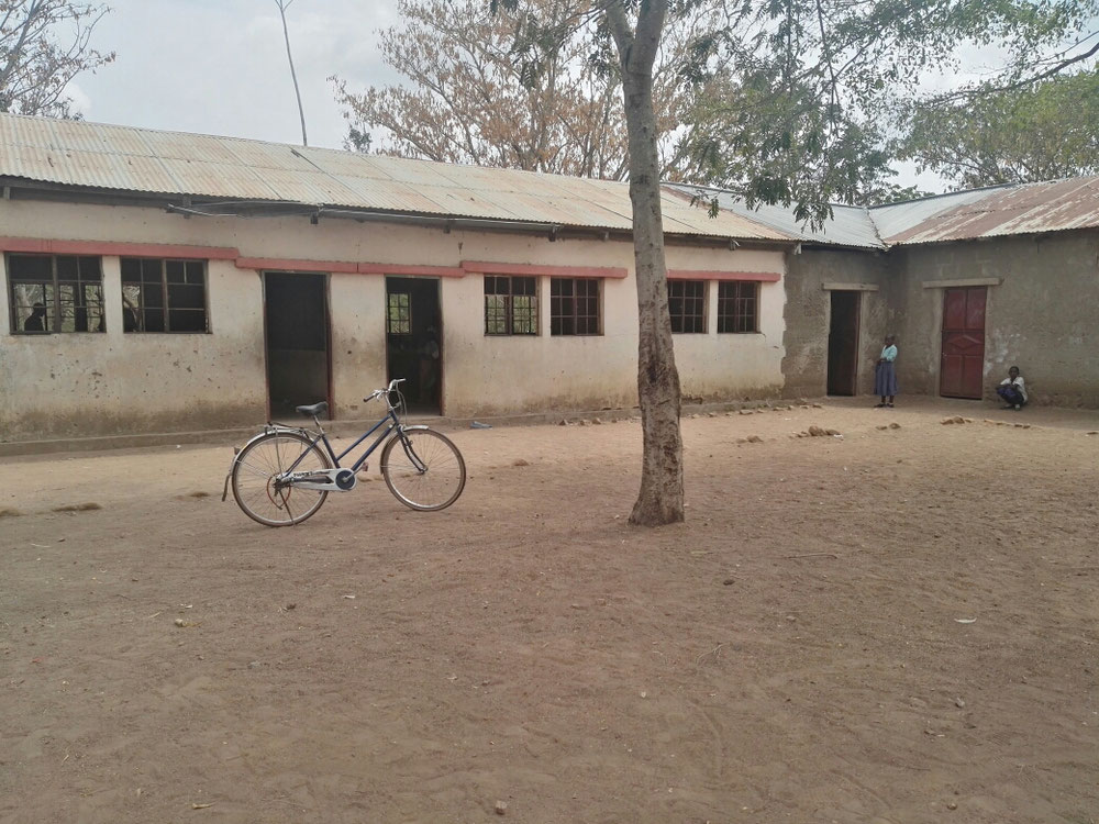 Schulgebäude auf dem Dorf