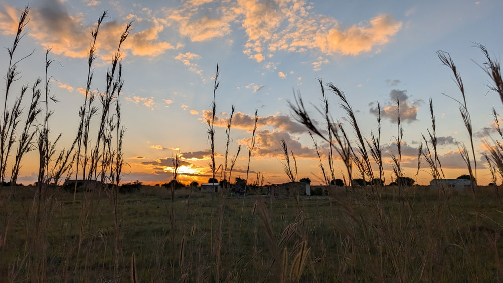 Der Sonnenuntergang in Zambia ist jeden Abend wunderschön