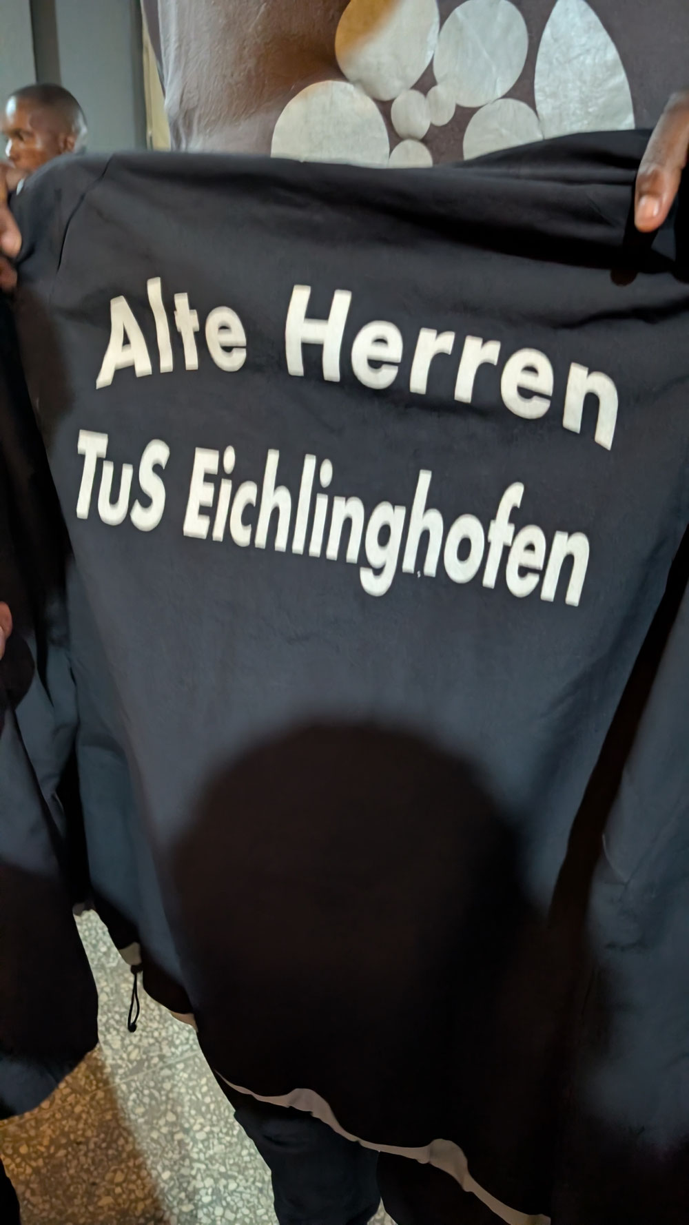 Second Hand Kleidung aus Deutschland wird hier stolz weiter getragen