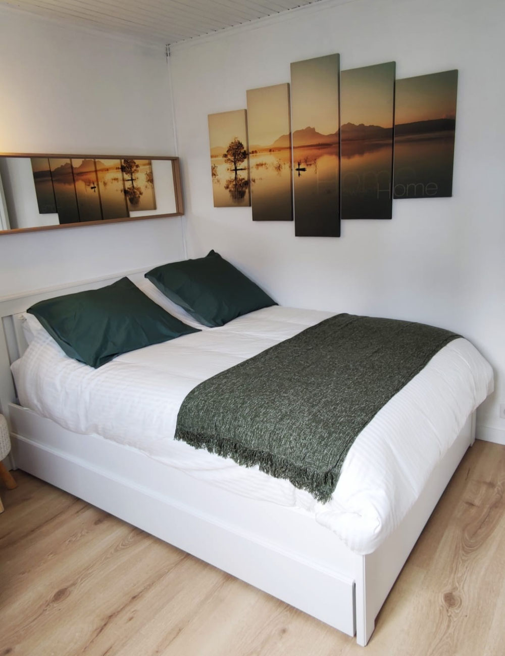 La chambre verte est composée d'un lit de 140 cm équipé de 2 tiroirs pour ranger se affaires ainsi qu'une armoire pour pendre les vêtements. Un petit bureau y est également installé.  Pour accéder aux toilettes ainsi qu'à la salle de bains, il faut passer par la chambre bleue ou aller dans les annexes extérieures.