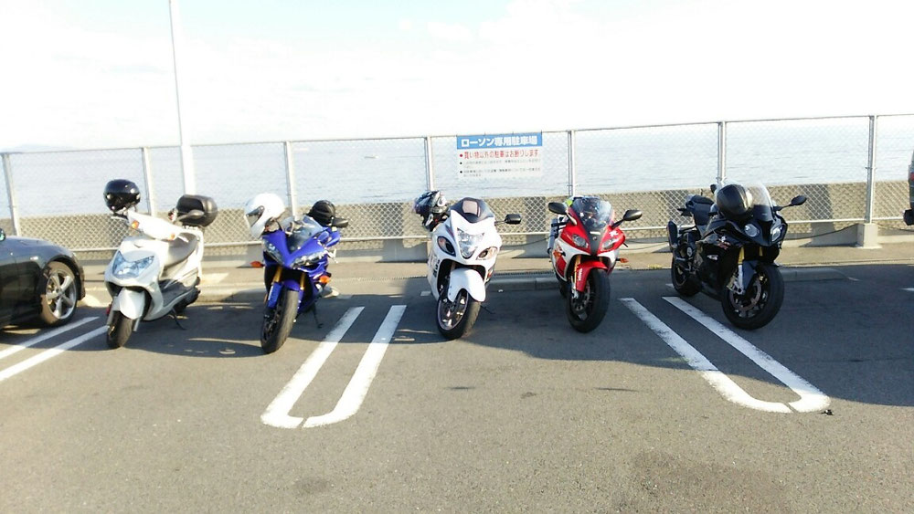 後ろに海が見えるローソン横須賀長沢店