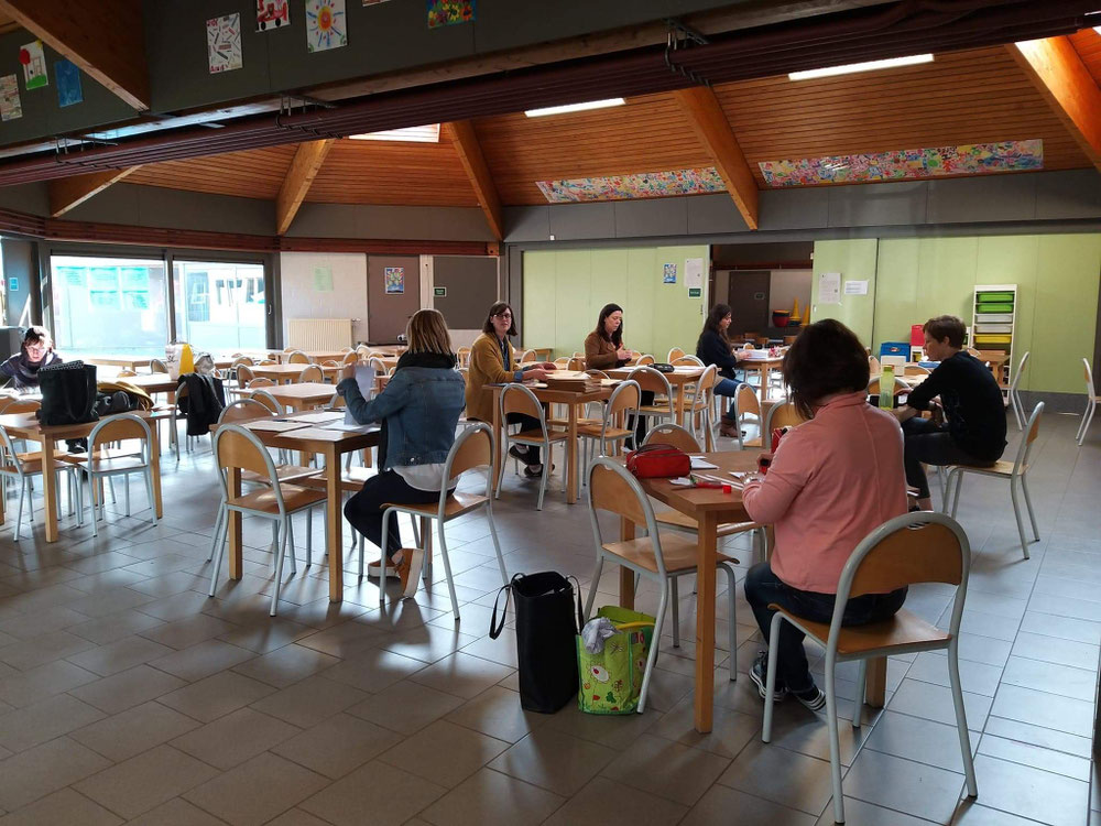 Les institutrices préparent les courriers aux élèves.