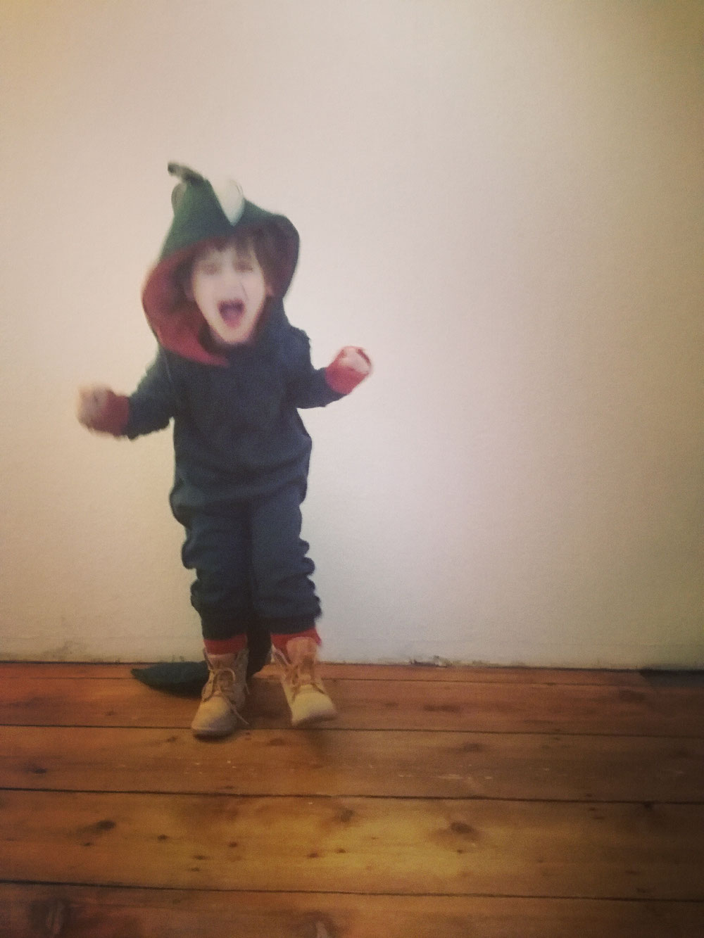 D.I.Y. stegosaurus Dinosaurier-Kostum, Dino-Kostum für Kinder selbst gemacht