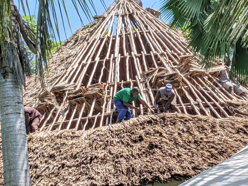 Dachdeckarbeiten im Hotel, man beachte die Arbeitskleidung und Sicherung der Arbeiter, beides nicht vorhanden