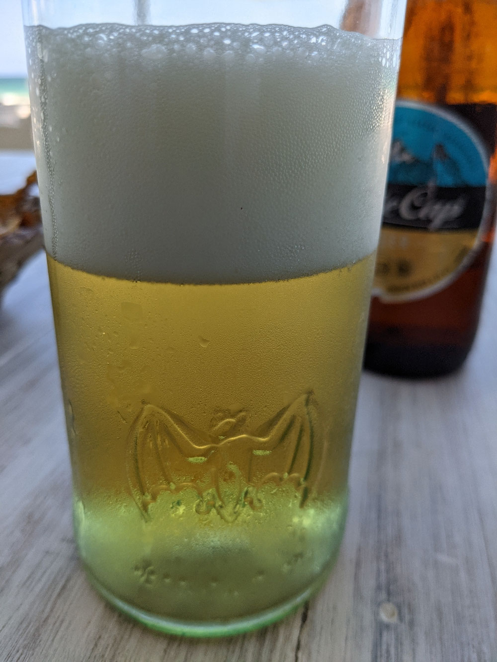 Bier in der abgeschnittenen Bacardi Flasche