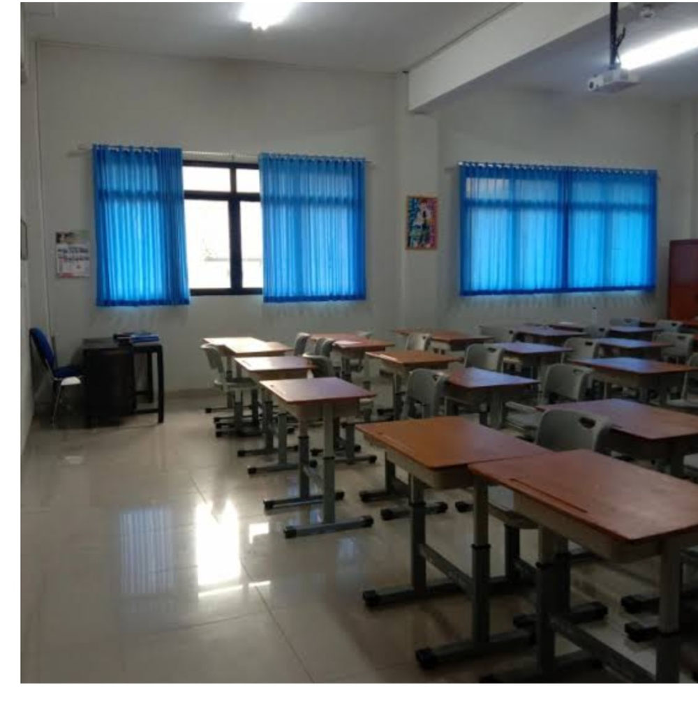 Pemasangn gordyn di skolah