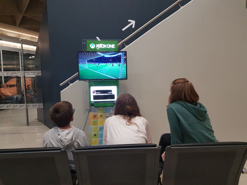 Fifa spielen am Flughafen mit einem kleinen Jungen, der zwar noch nicht lesen aber meisterhaft Fußballspiele zocken kann 