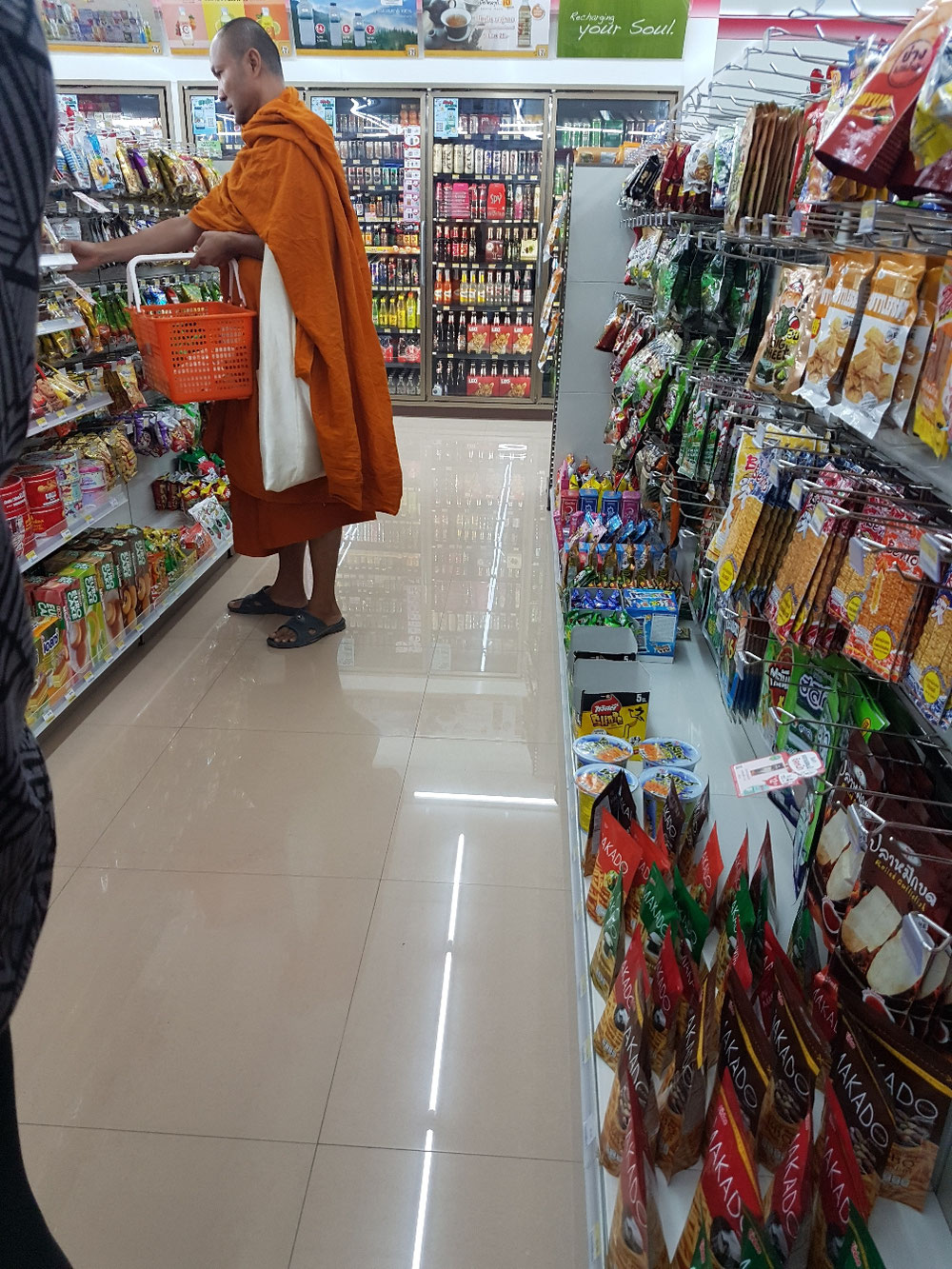Mönch beim Sonntagseinkauf