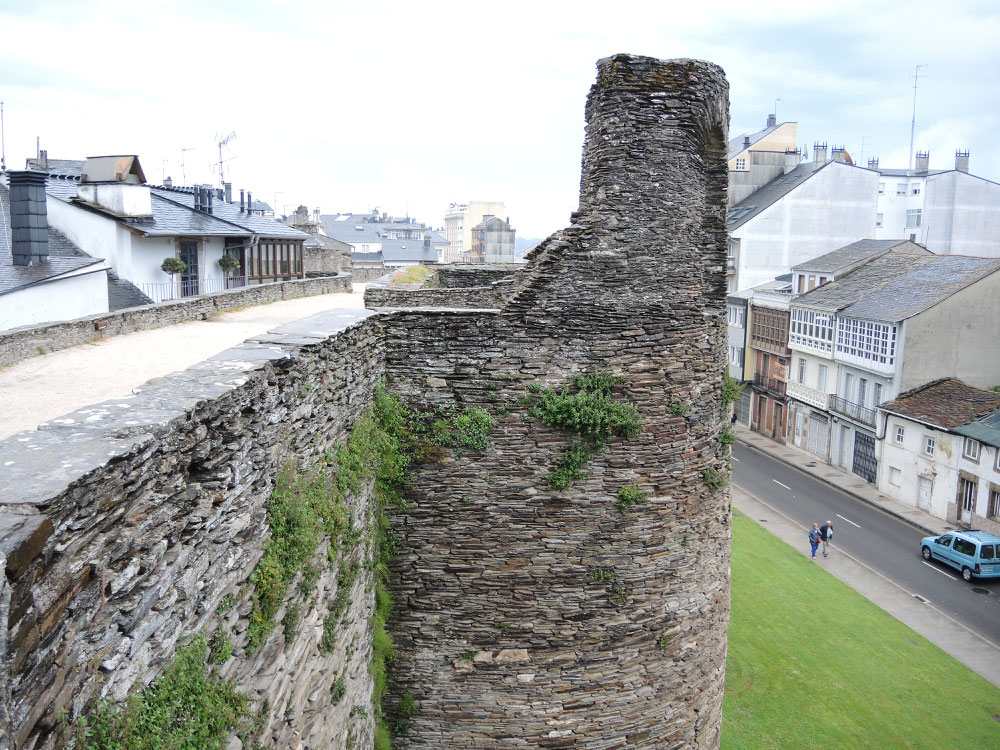 Römischer Stadtmauer von Lugo ist vollständig erhalten (über 2 km lang)