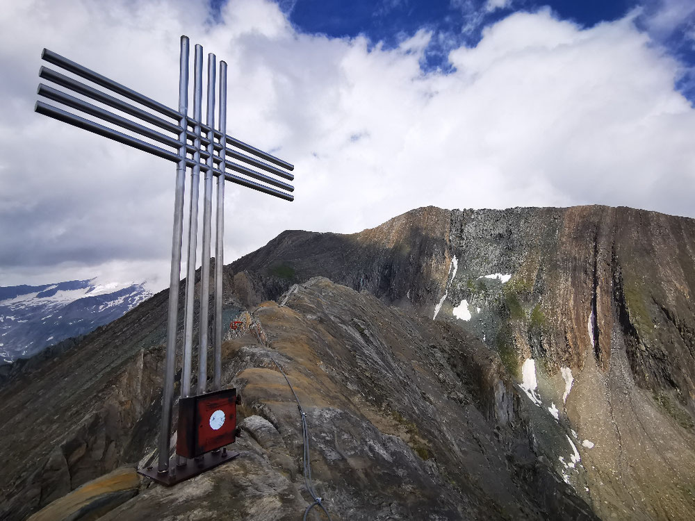 Am Gipfel der Roten Säule, im Hintergrund die Kreuzspitze