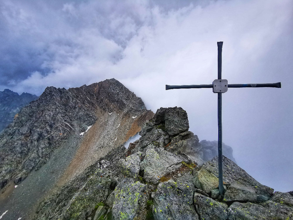 Am Gipfel des Rauhkopf, im Hintergrund der Säulkopf