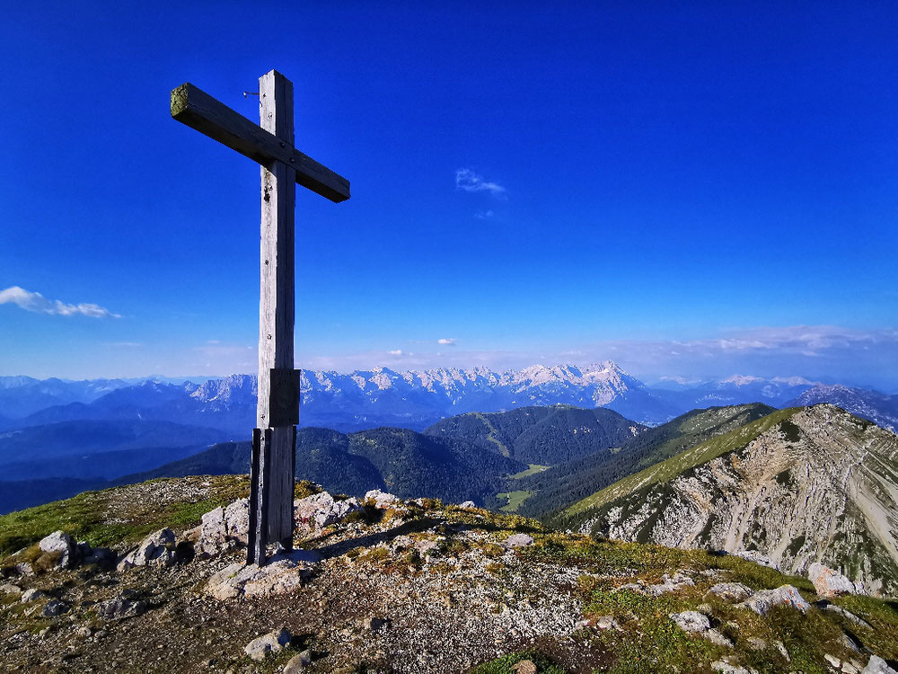 Am Gipfel des Krottenkopf, im Hintergrund das Wettersteinmassiv