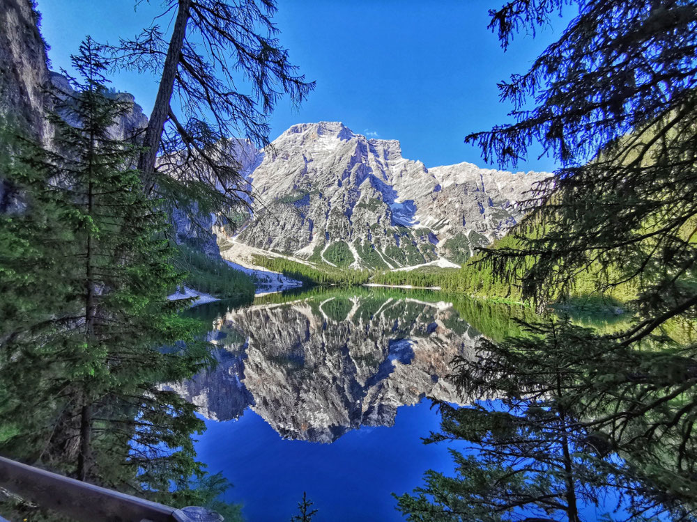 Perfekte Spiegelung des Seekofels im See