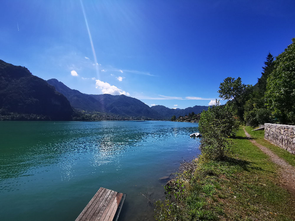 Immer entlang am Idrosee führt der Weg...