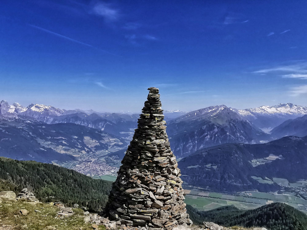 Steinpyramide am Gipfel