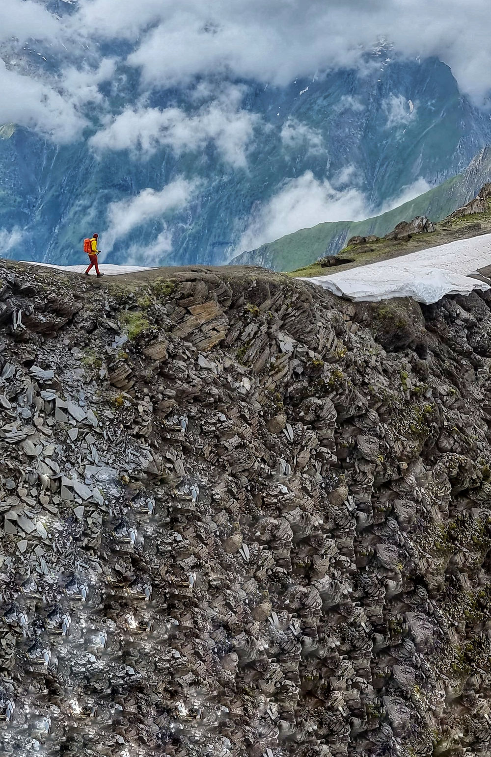 An beeindruckenden Abbrüchen führt der Weg Richtung Sajathütte