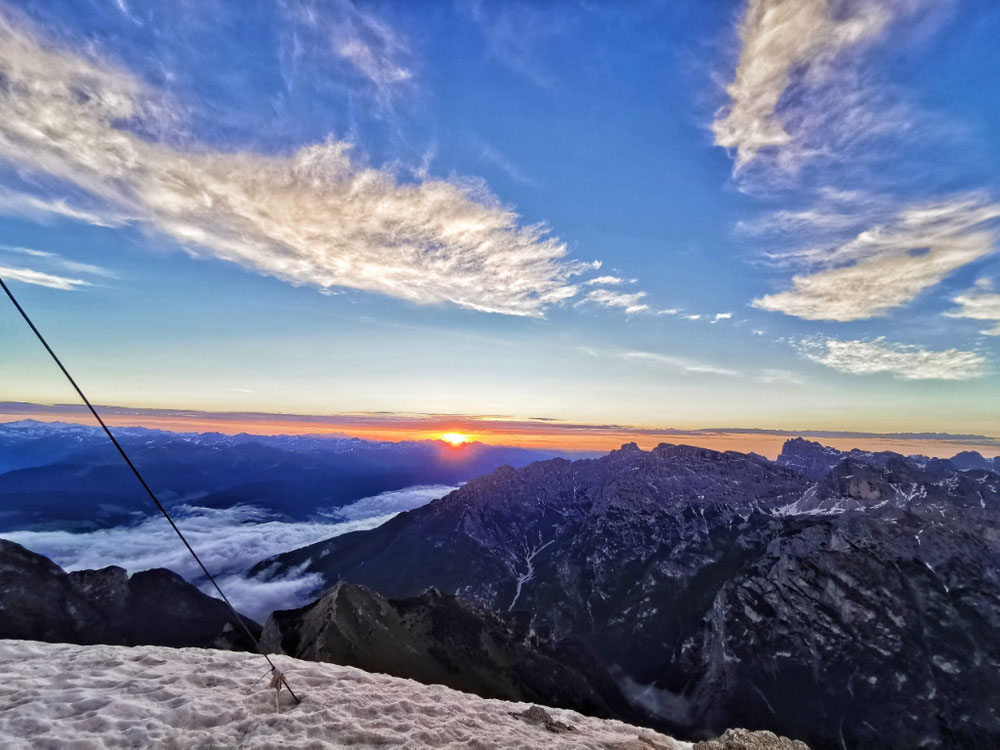 Rot steigt die Sonne hinter den Bergen auf 🌞