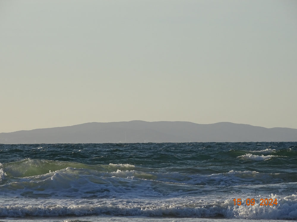 Blick auf Elba vom Strand in der Toscana 